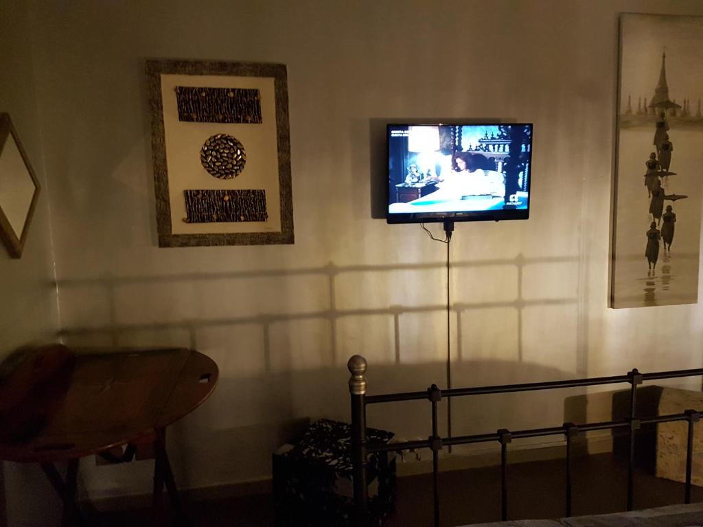 Telewizja i/lub zestaw kina domowego w obiekcie Saint George's House centro-stazione-ospedali