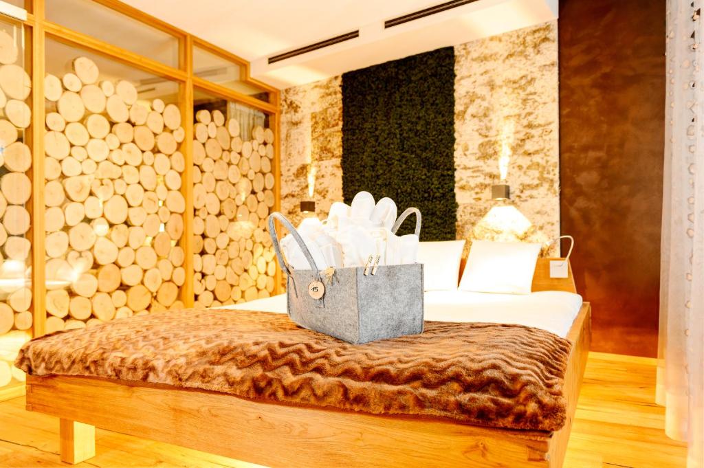 Postel nebo postele na pokoji v ubytování "Haus Berktold" - Annehmlichkeiten von 4-Sterne Familien-und Wellnesshotel Viktoria können mitbenutzt werden