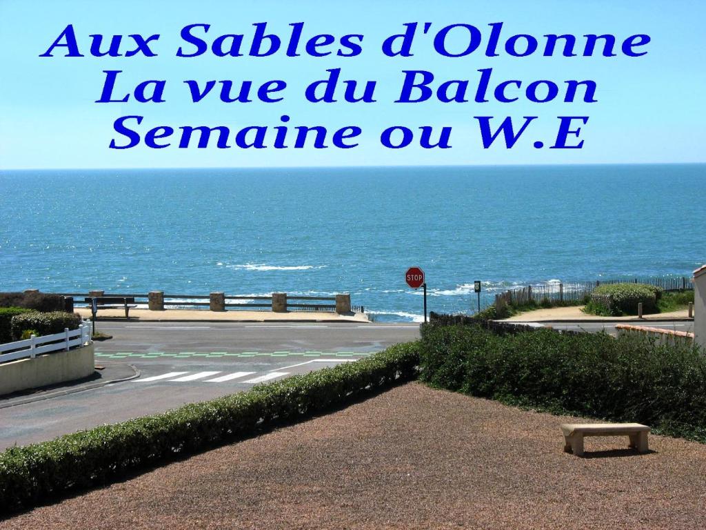 una strada vicino all'oceano con un cartello di stop di Océane Flore appart vue mer a Les Sables-dʼOlonne