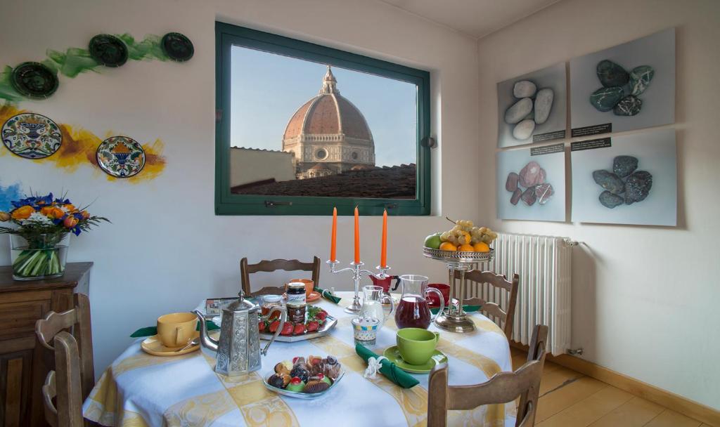 フィレンツェにあるLa Cupola in casaの建物の景色を望むダイニングルームテーブル