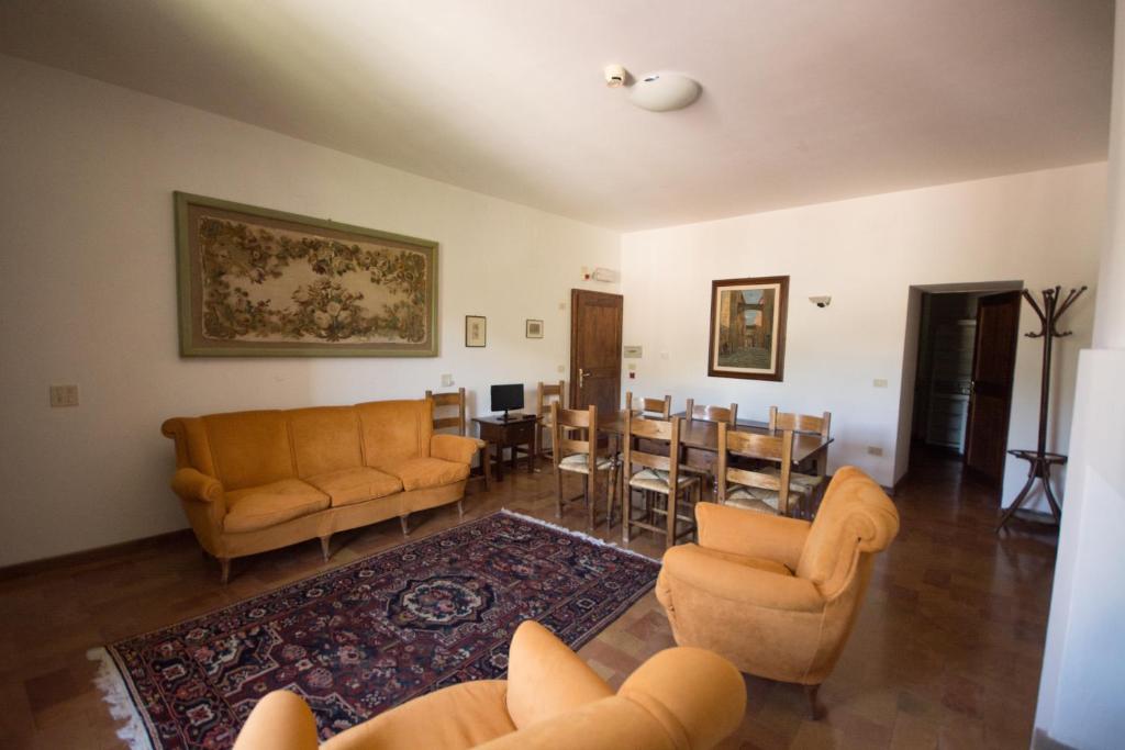 A seating area at Casa Dei Lecci