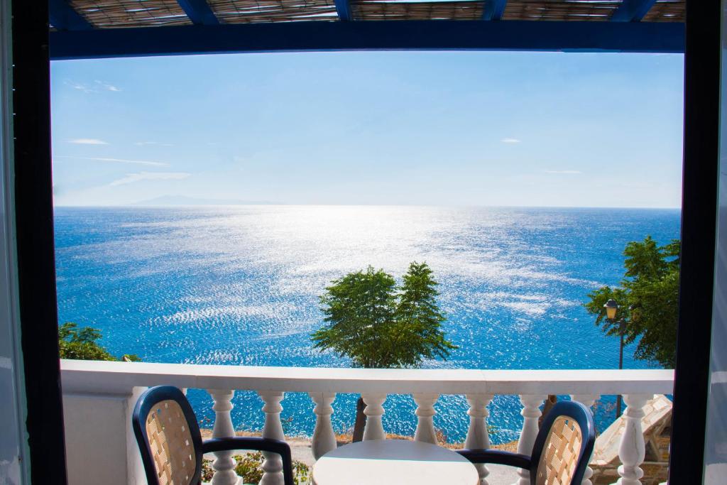 Meerblick vom Balkon in der Unterkunft Marisini Sea View in Batsi