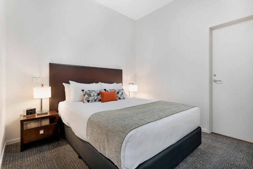 Postel nebo postele na pokoji v ubytování Melbourne CBD Central Apartment Hotel Official