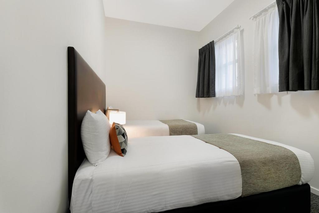 Postel nebo postele na pokoji v ubytování Melbourne CBD Central Apartment Hotel Official