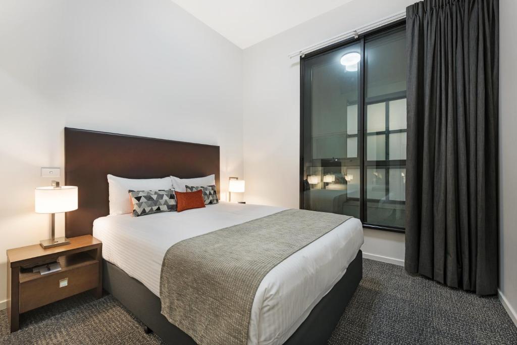Postel nebo postele na pokoji v ubytování Melbourne CBD Central Apartment Hotel Official