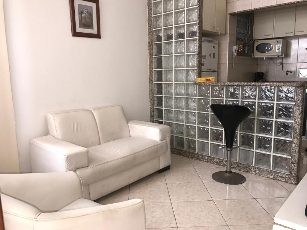 sala de estar con sofá blanco y silla en Copacabana Verde, en Río de Janeiro