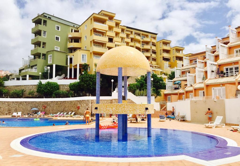 vista para uma piscina num resort em Sun and Sea Orlando Apartment with terrace em Adeje
