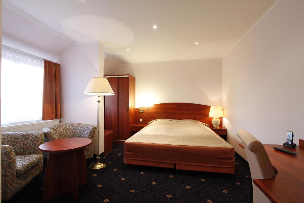 Postel nebo postele na pokoji v ubytování Hotel Preuss im Dammtorpalais