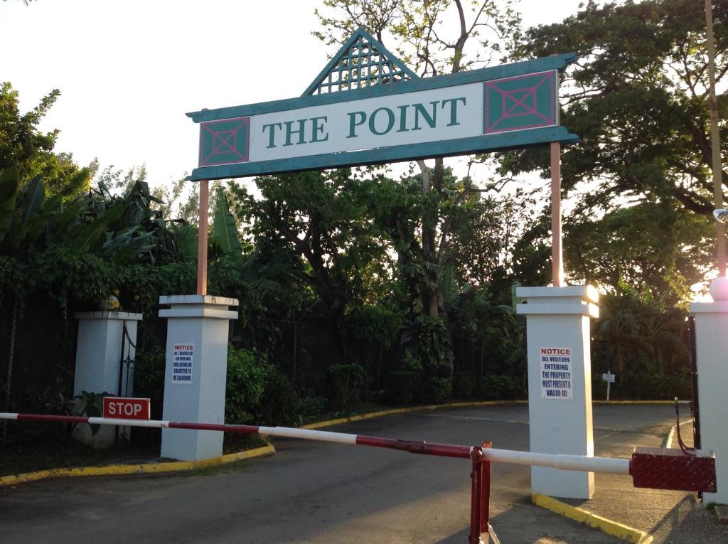 una señal que dice el punto en una calle en Point Village, en Negril