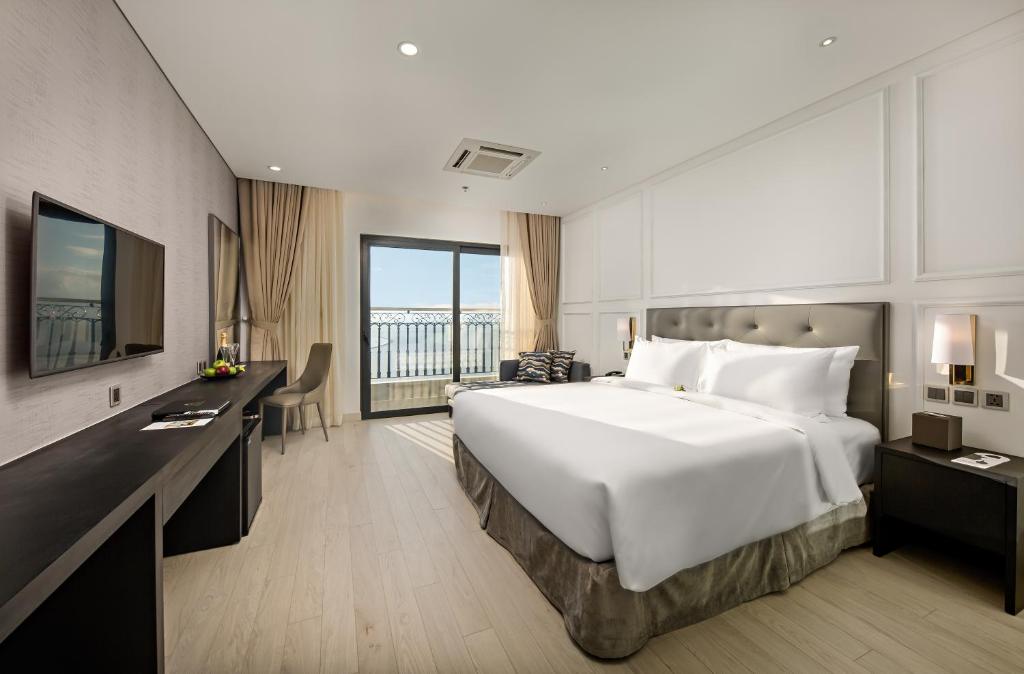 Phòng Executive Có Giường Cỡ King Với Ban Công Và Tầm Nhìn Ra Vịnh