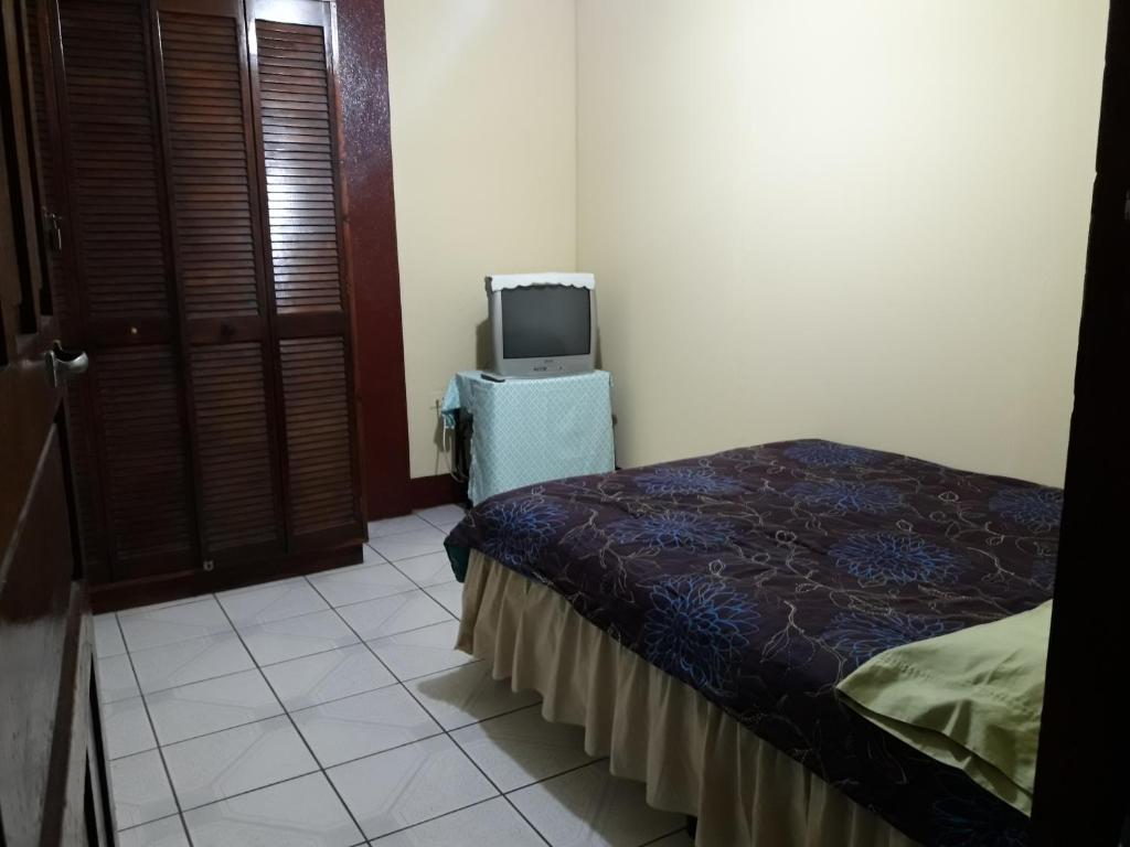 a bedroom with a bed and a tv in it at Homestay Matagalpa in Matagalpa