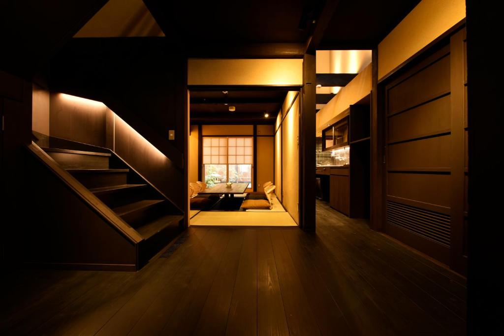 pasillo con escalera y sala de estar en Kuraya Kamigojocho, en Kioto