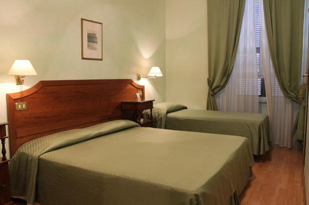 Llit o llits en una habitació de Hotel Fiori