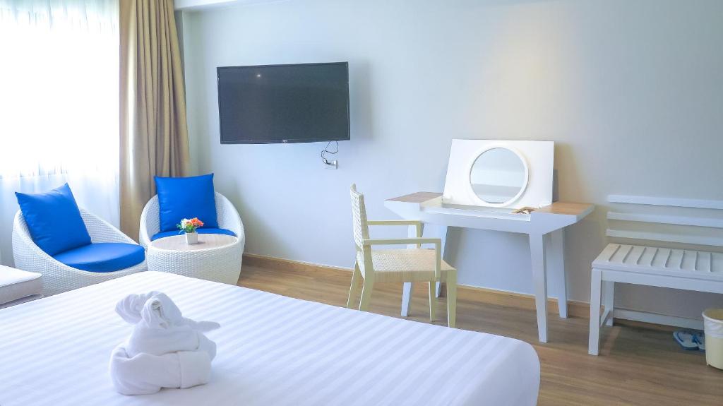 TV a/nebo společenská místnost v ubytování Hiran Residence