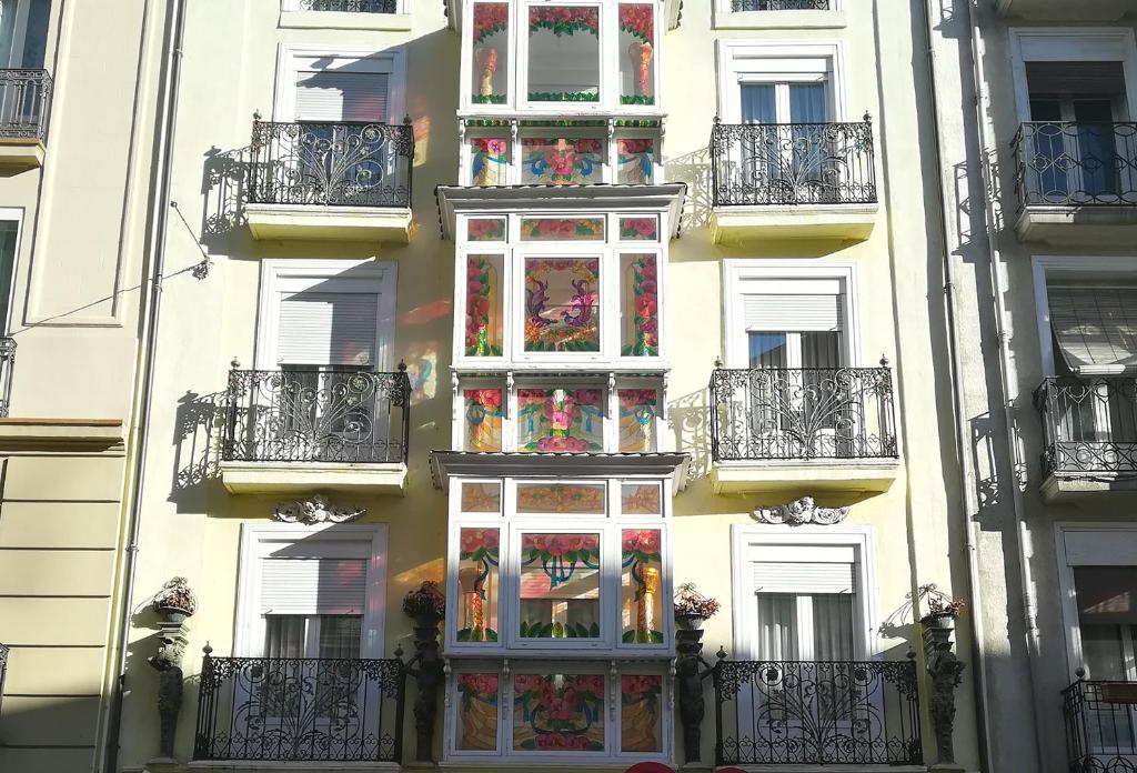 un edificio alto con muchas ventanas y balcones en Dato 2, en Vitoria-Gasteiz