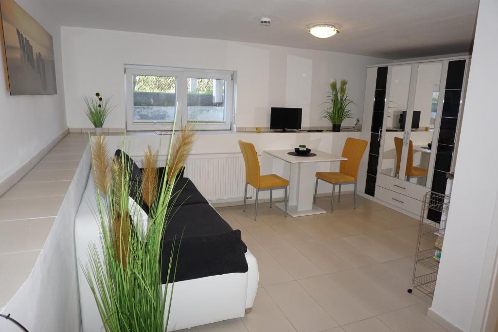a room with a bed and a table and chairs at Souterraine-Findlinge in Breege
