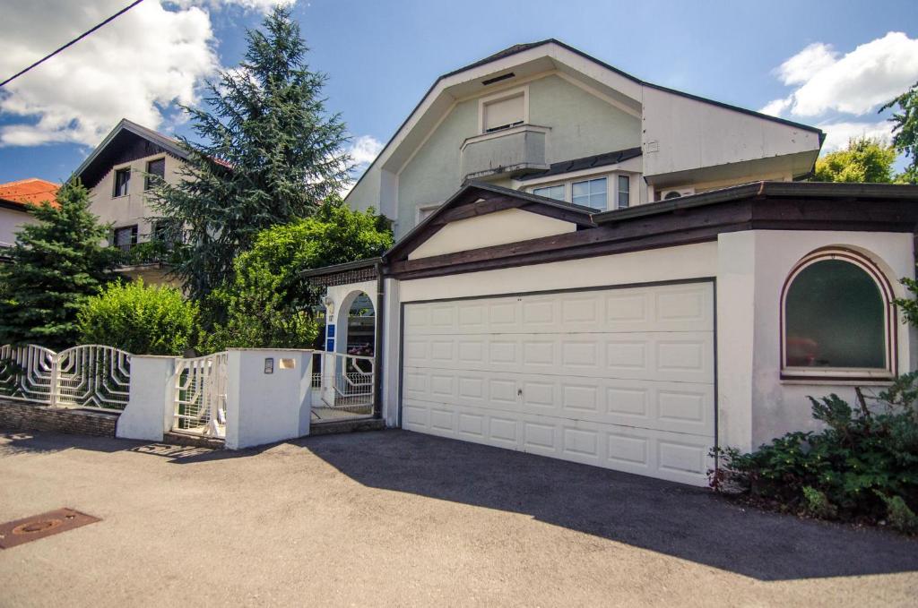 Apartment & Rooms Miboti - 4