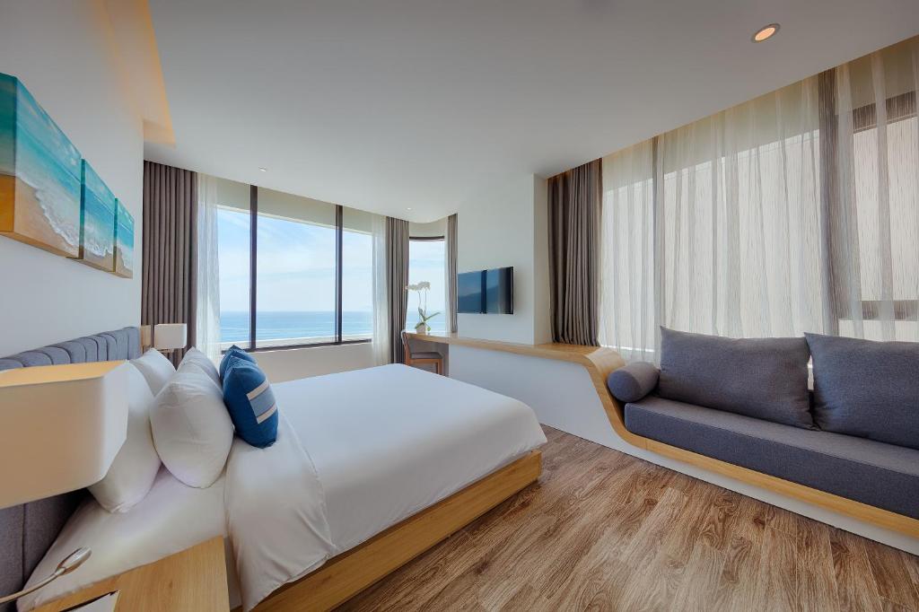 Ein Bett oder Betten in einem Zimmer der Unterkunft Belle Maison Parosand Da Nang Hotel -managed by H&K Hospitality