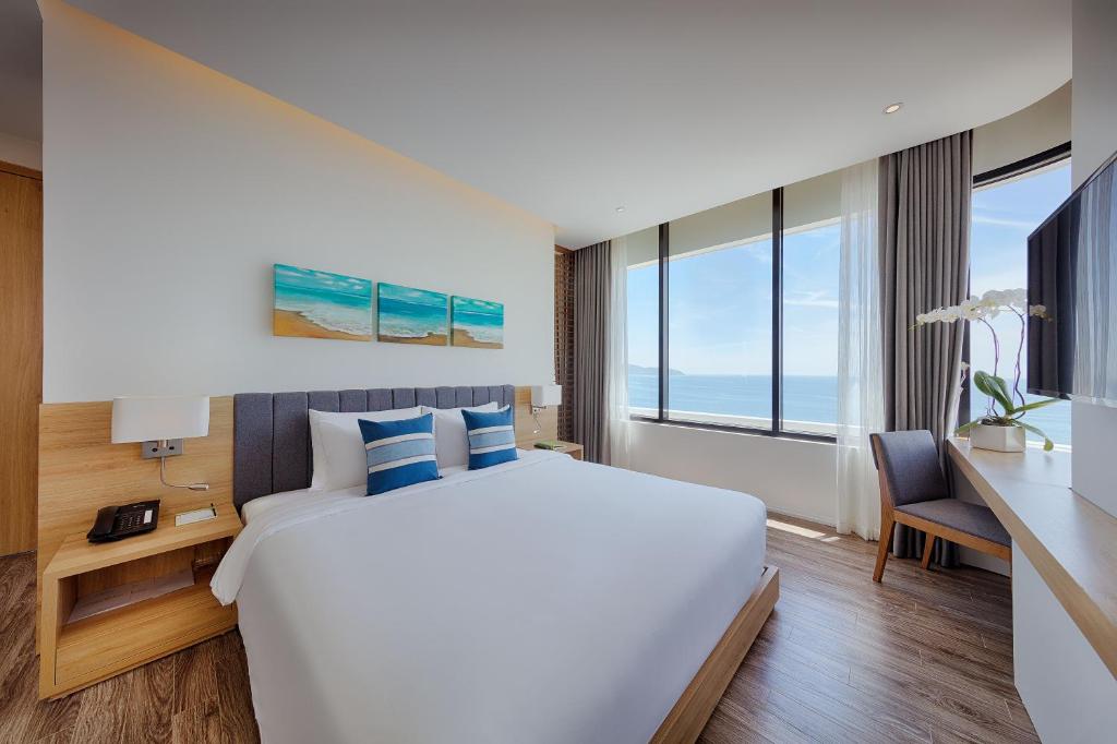 Ein Bett oder Betten in einem Zimmer der Unterkunft Belle Maison Parosand Da Nang Hotel -managed by H&K Hospitality
