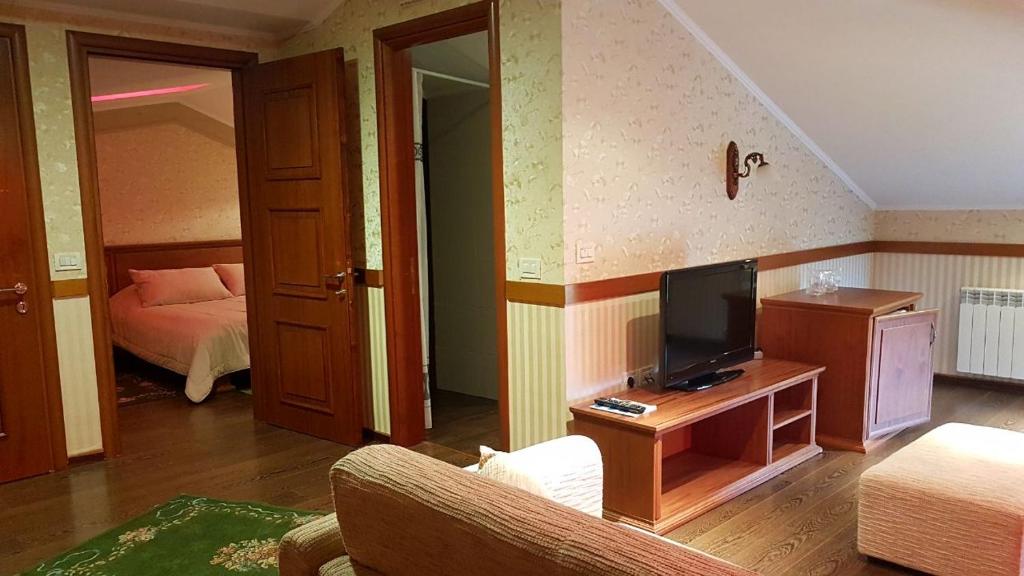 TV a/nebo společenská místnost v ubytování Vila Sigal Pogradec