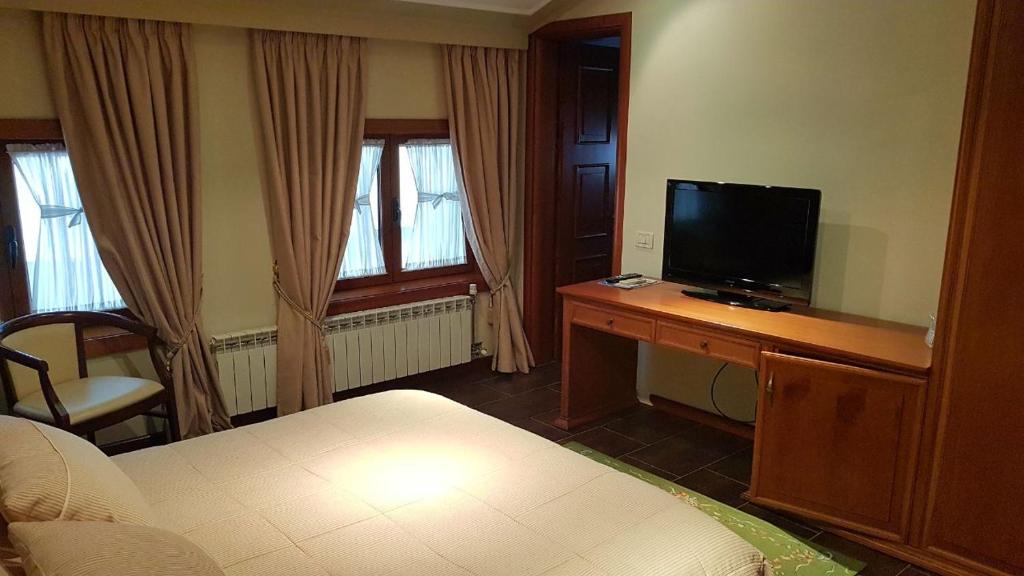 TV a/nebo společenská místnost v ubytování Vila Sigal Pogradec