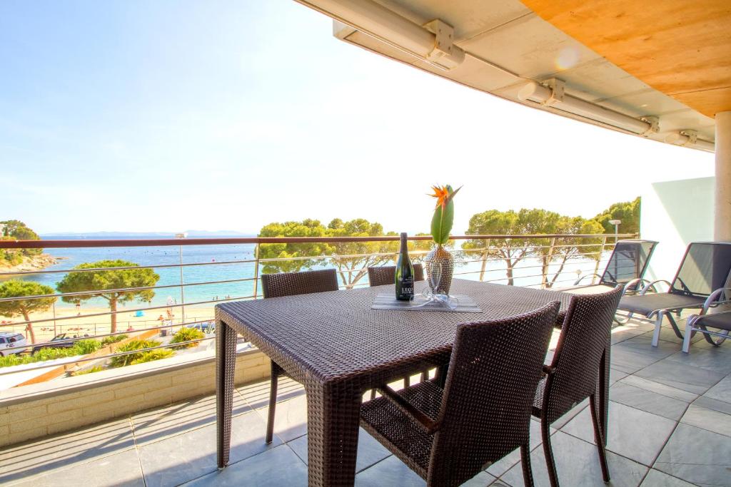 ロザスにあるLEON INMO Apartment Vista al Mar - 10017のテーブルと椅子、海の景色を望むバルコニー
