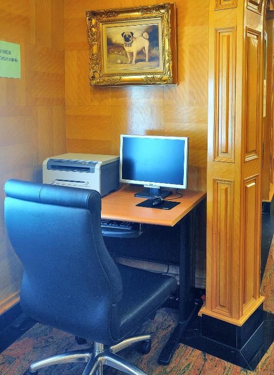 TV a/nebo společenská místnost v ubytování KaRo Hotel