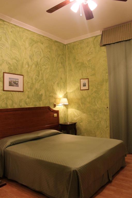 Llit o llits en una habitació de Hotel Fiori