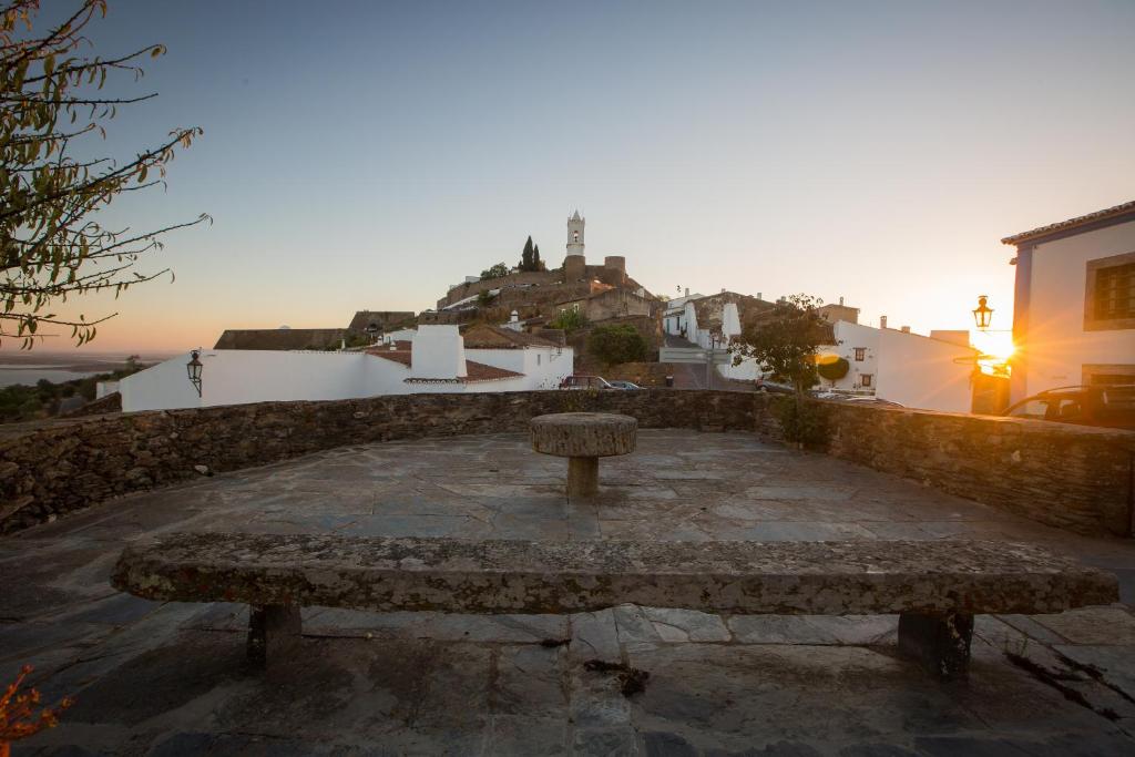 モンサラーシュにあるCasa da Avóの石垣上に座る石のベンチ
