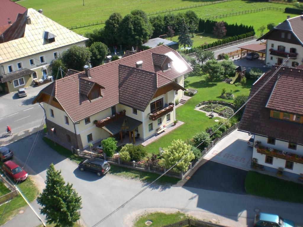 eine Aussicht auf ein Haus mit Dach in der Unterkunft Ferienwohnung Jank in Jenig