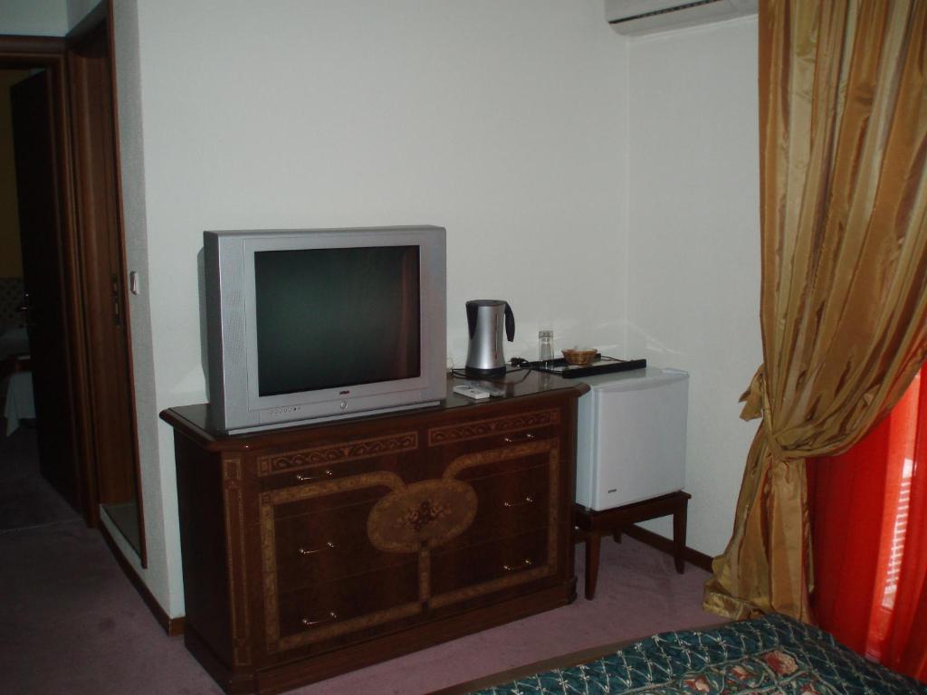 A television and/or entertainment centre at Hotel Orfeas