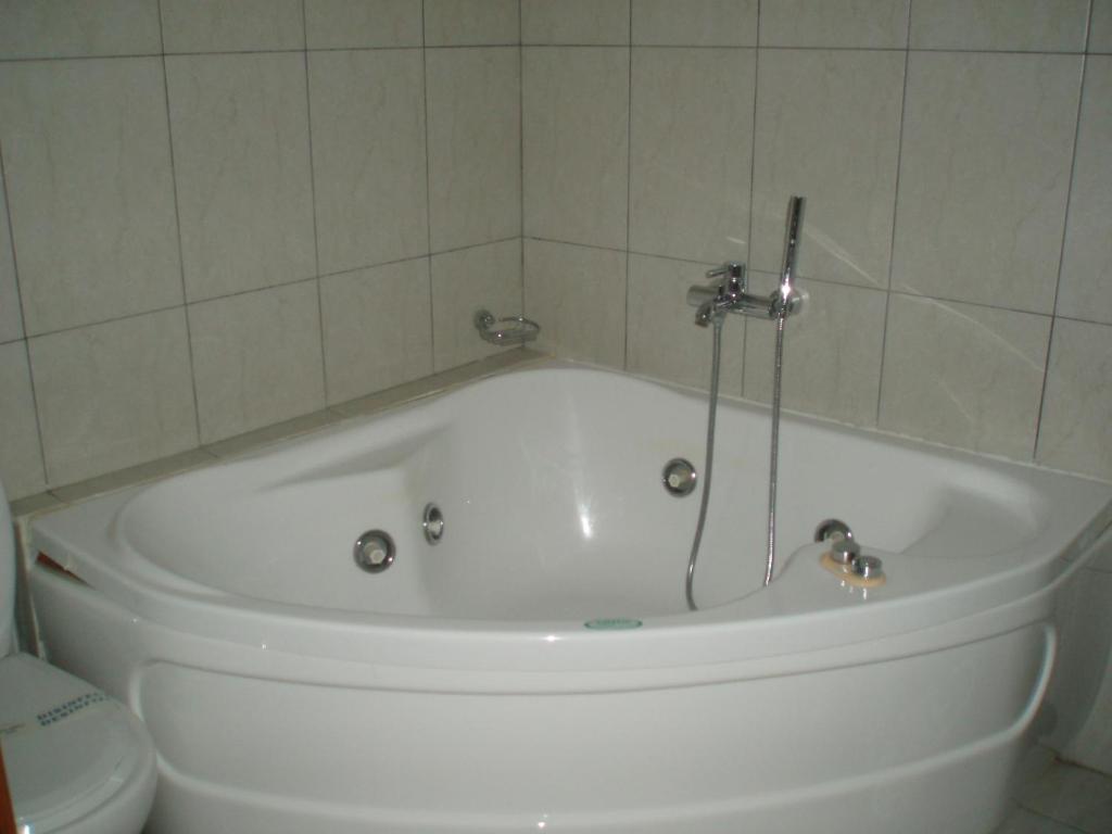 A bathroom at Hotel Orfeas