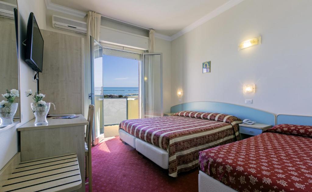 チェゼナーティコにあるHotel Silverのベッド2台が備わる海の景色を望むホテルルームです。