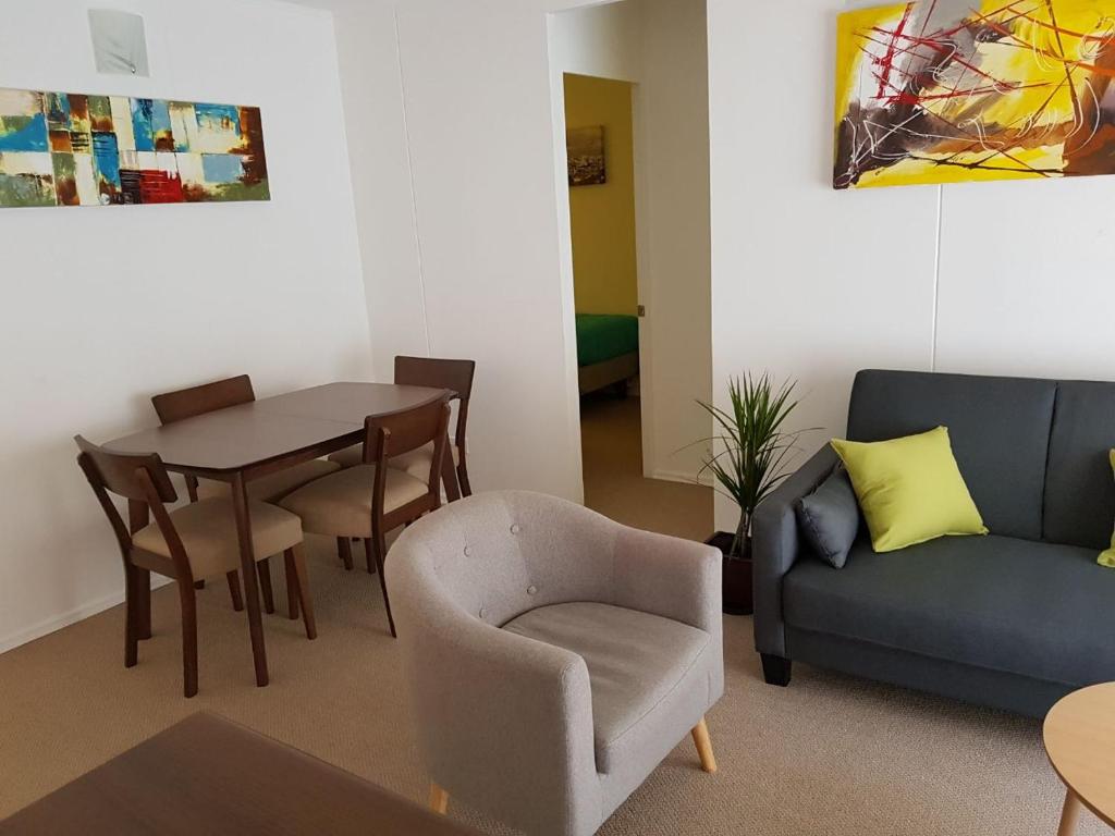 sala de estar con mesa, silla y sofá en Departamento En La Serena FULL EQUIPADO, en La Serena