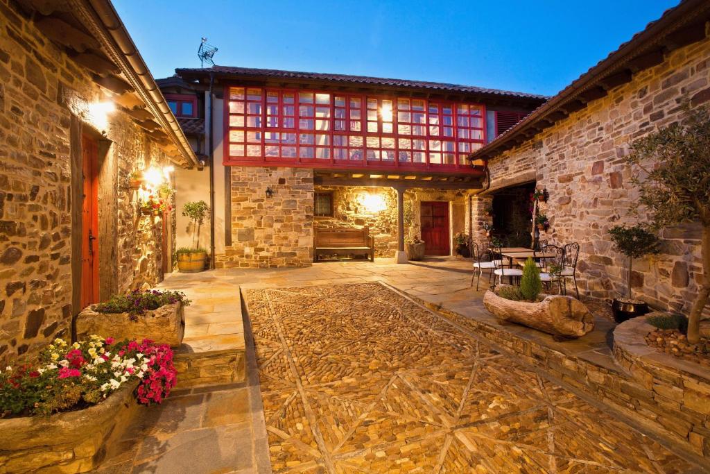 uma casa de pedra com um pátio com um pátio em Via Avis em Santa Catalina de Somoza