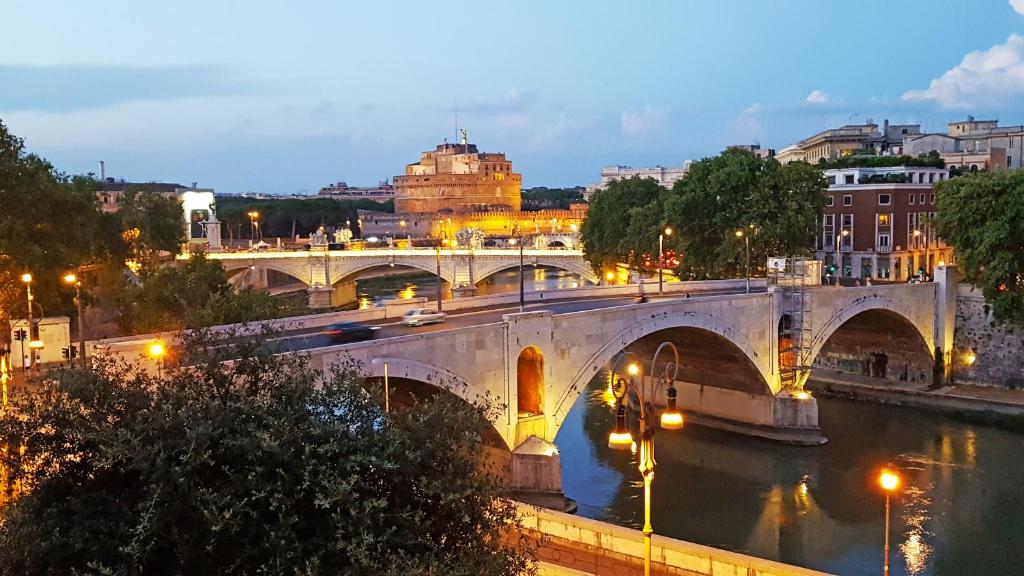 ローマにあるBigFamilyFlats - Vatican & Navonaの夜の川橋