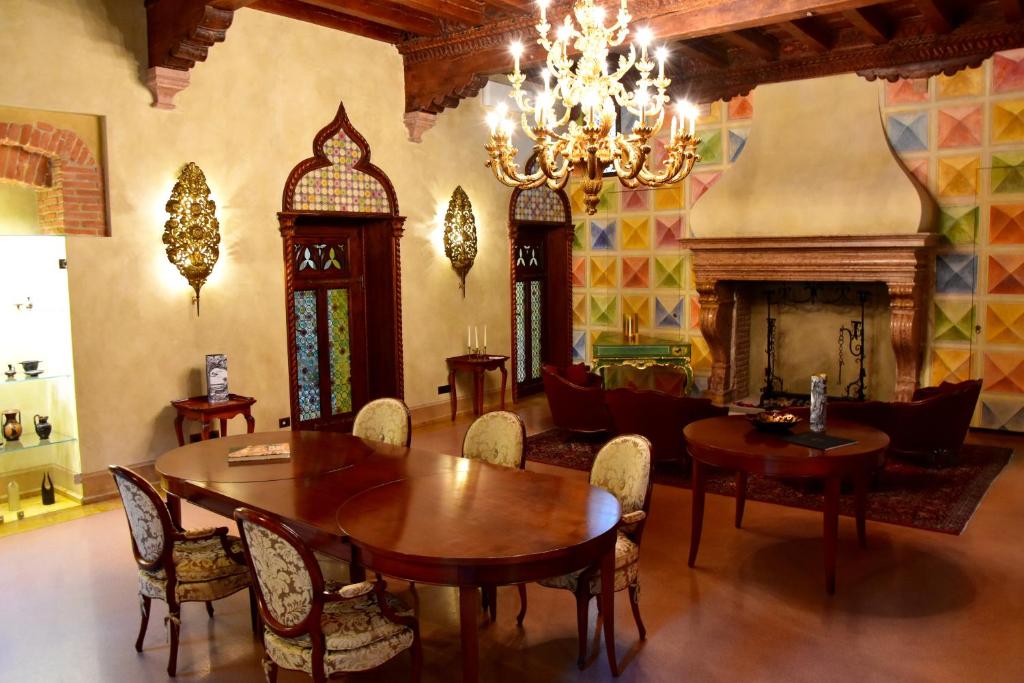 comedor con mesa y chimenea en Villa della Torre in Città, en Verona