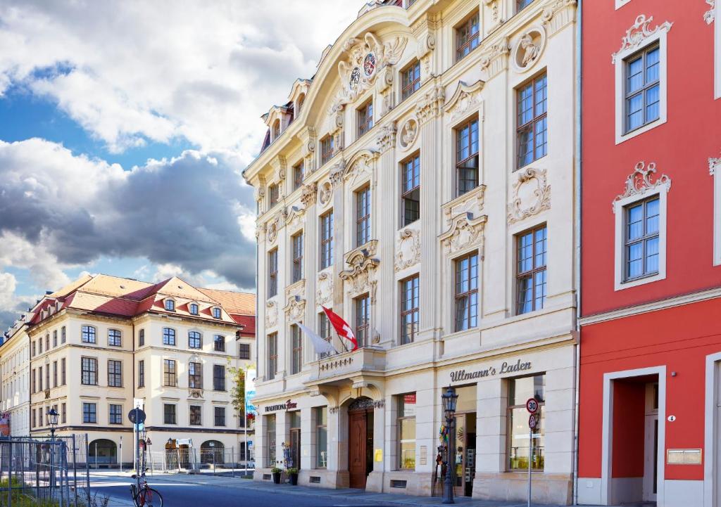 eine Reihe von Gebäuden in einer Stadtstraße in der Unterkunft Hapimag Ferienwohnungen Dresden in Dresden