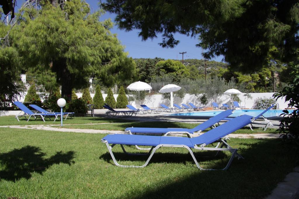 A garden outside Siagas Beach Hotel