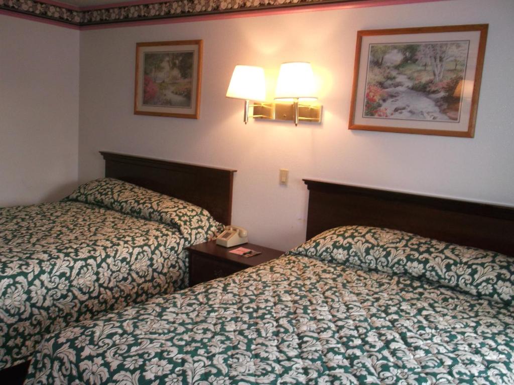 Postel nebo postele na pokoji v ubytování Sunrise Inn