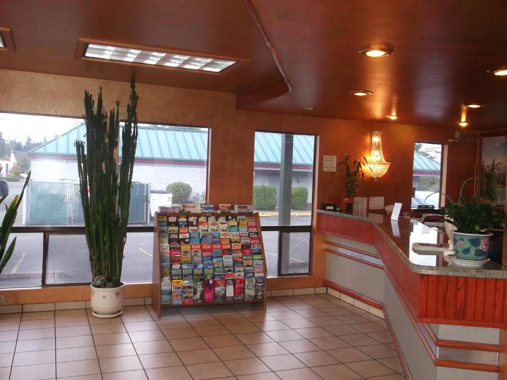 a restaurant with a drink stand in front of a counter at Sunrise Inn in Everett