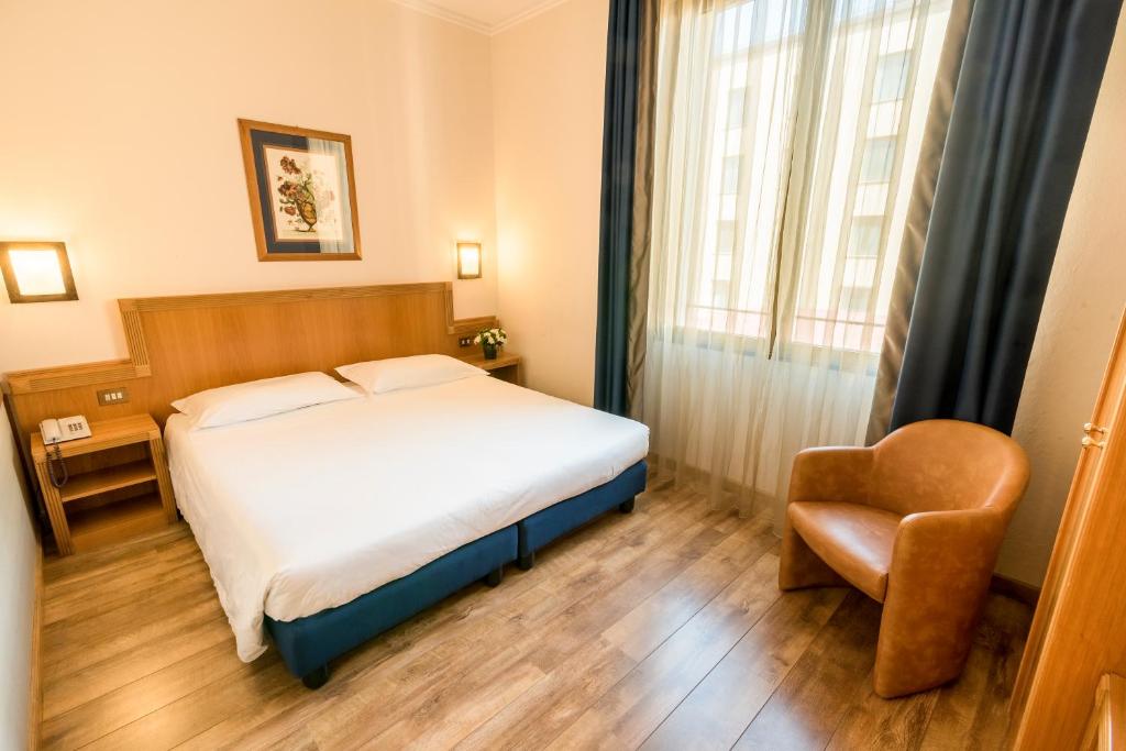 A bed or beds in a room at FH55 Grand Hotel Mediterraneo