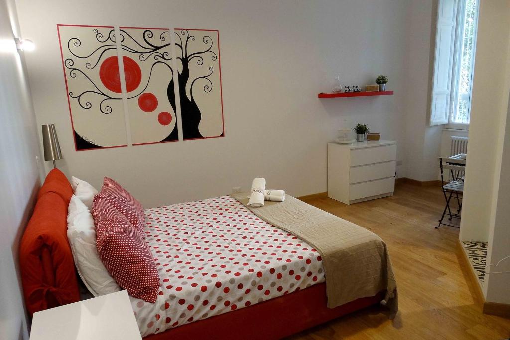 羅馬的住宿－Affittacamere ROMA FLAMINIO，卧室配有一张床,墙上挂有绘画作品