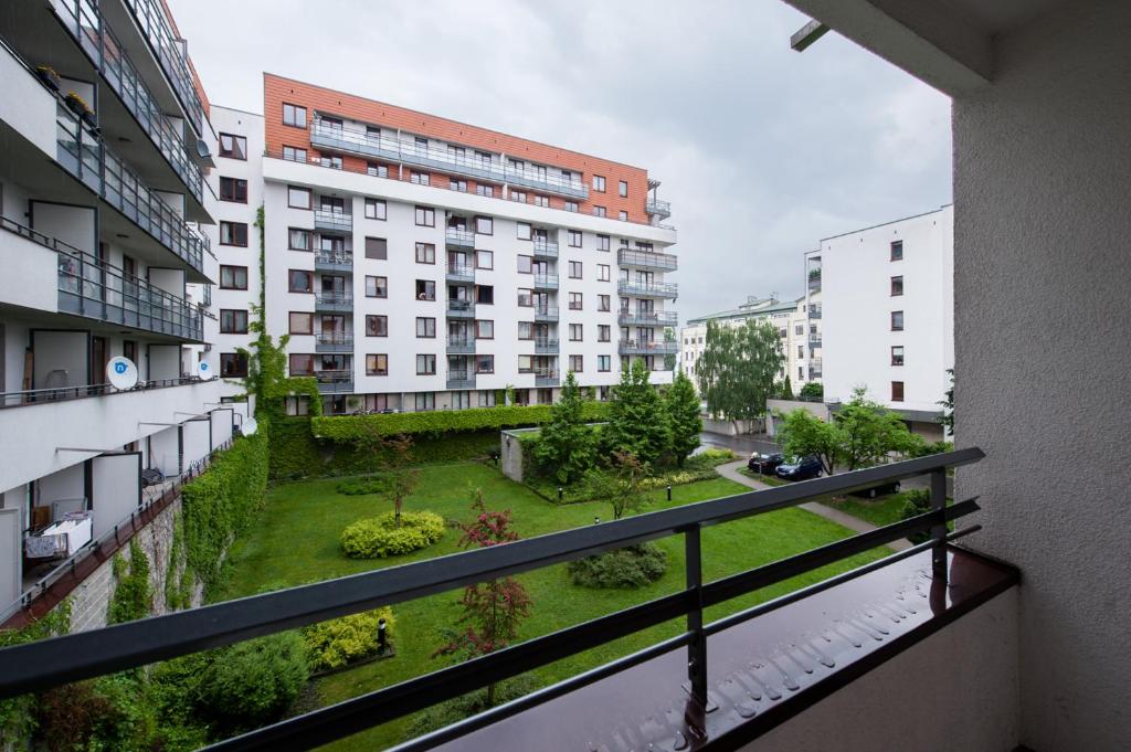 widok z balkonu budynku apartamentowego w obiekcie SuperApart Bobrowiecka 3 w Warszawie
