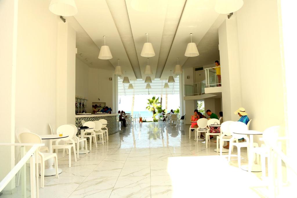 A seating area at Olimpos Beach Hotel by RRH&R