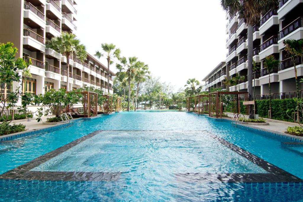 - une piscine au milieu d'un bâtiment dans l'établissement Welcome World Beach Resort & Spa, à Pattaya (sud)