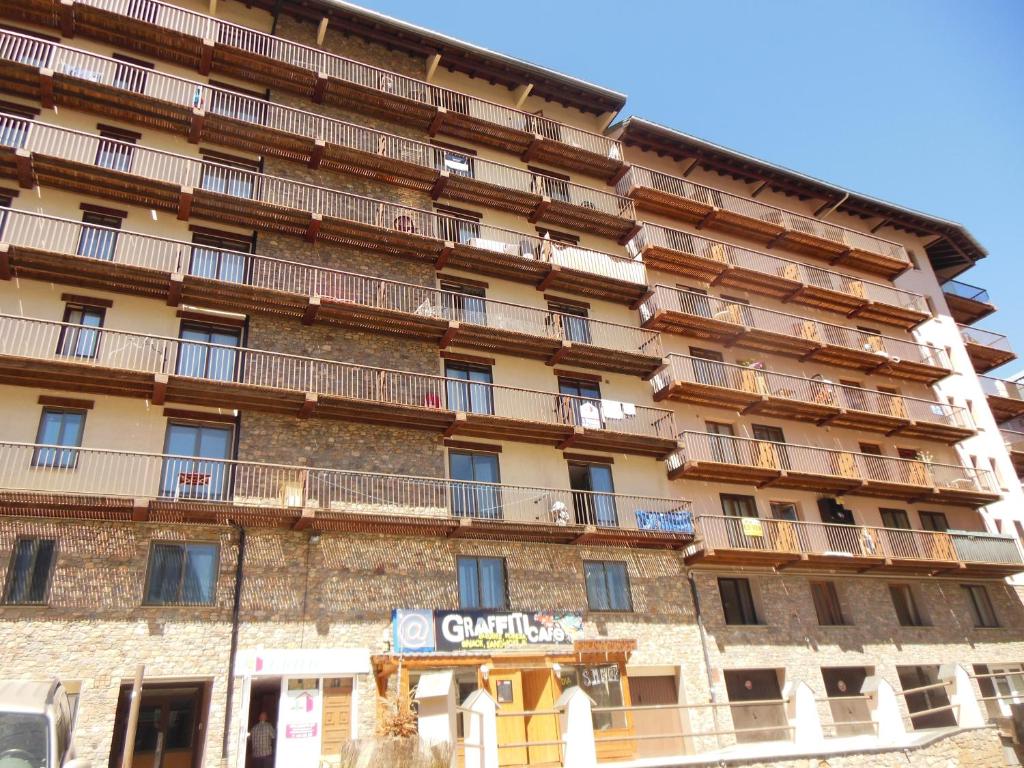 ein großes Gebäude mit Balkon auf der Seite in der Unterkunft Apartamentos Grifovacances Nevada in Pas de la Casa