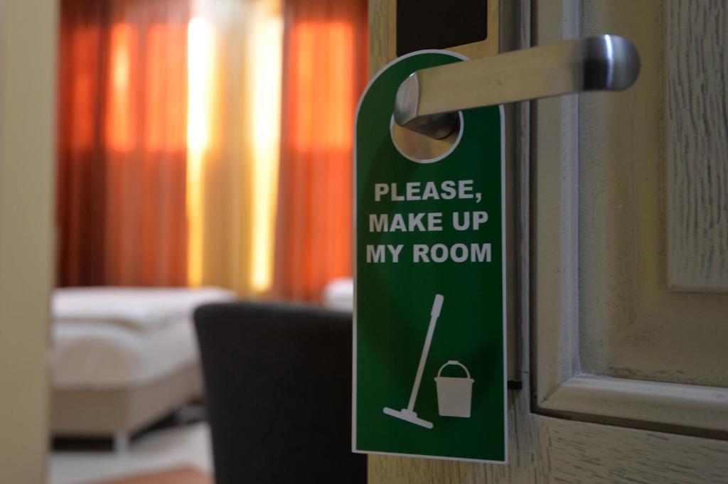 Postel nebo postele na pokoji v ubytování Yerevan Deluxe Hotel