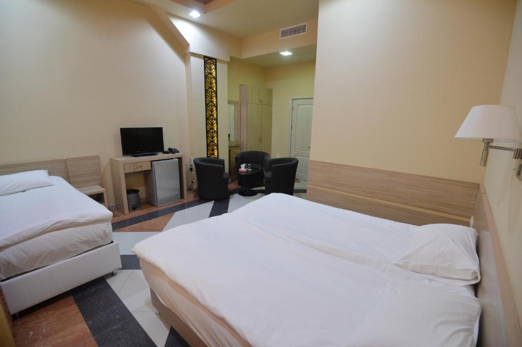 Postel nebo postele na pokoji v ubytování Yerevan Deluxe Hotel