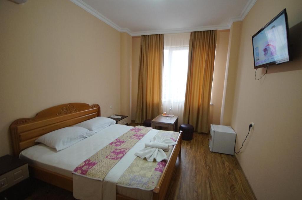 Un pat sau paturi într-o cameră la Marani Hotel
